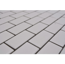 Rechteckige Fliesen im Verband verlegt