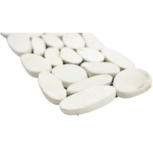 Mosaikmatte aus weißen Kieselsteinen