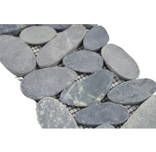 Mosaikmatte mit grauen Kieselsteinen