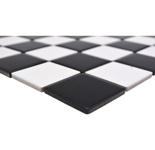 Keramikmosaikfliesen im Schachbrettmuster