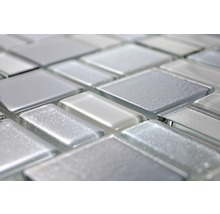 Nahaufnahme von Mosaikfliesen aus Glas