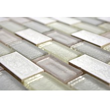 Nahaufnahme von Glasmosaikfliesen im Ziegelmuster