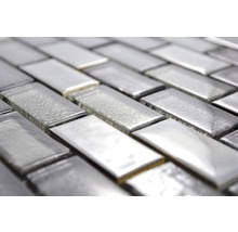 Silberfarbenes Mosaikfliesenmuster in horizontaler Ausrichtung