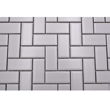 Rechteckige Mosaikfliesen im Fischgrätenmuster