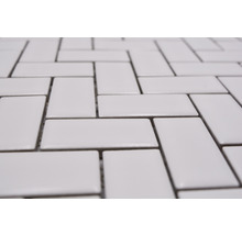 Rechteckige Fliesen im Fischgrätenmuster