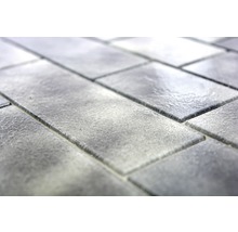 Detailaufnahme von grauen rechteckigen Fliesen