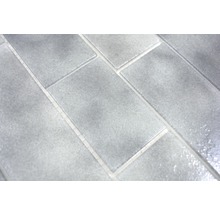 Graue rechteckige Fliesen im Verband verlegt