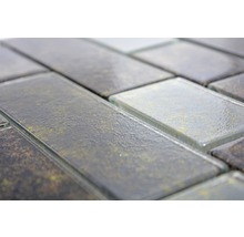 Detailaufnahme von rechteckigen Glasmosaikfliesen