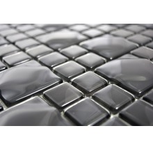 Nahaufnahme von schwarzen Mosaikfliesen