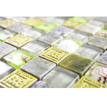 Nahaufnahme von Mosaikfliesen mit Glas-, Stein- und Muschelelementen