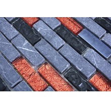 Mosaikfliese aus Stein und Glas im Detail