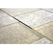 Nahaufnahme von strukturierten Fliesen mit Fugen