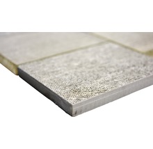 Nahaufnahme von quadratischen, hellen Keramikfliesen