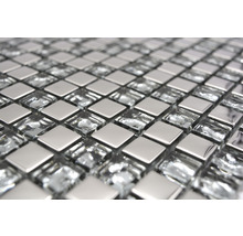 Nahaufnahme von Mosaikfliesen aus Glas und Metall