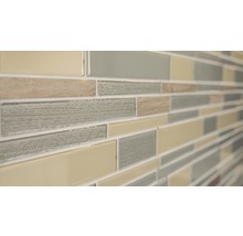 Detailaufnahme einer Wandfliese mit Mosaikmuster aus Glas und Stein