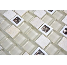 Nahaufnahme von Glasmosaikfliesen mit Naturstein- und Muscheldekor