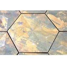 Sechseckige Wandfliesen mit gemusterten Oberflächen