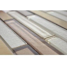 Detailaufnahme einer Mosaikfliese mit länglichen Glassteinen