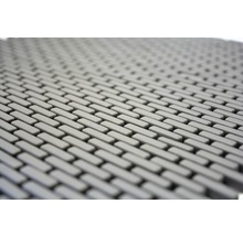 Detailaufnahme einer grauen Gummimatte mit rechteckigem Muster.