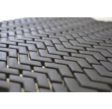 Detailaufnahme einer schwarzen, modularen Bodenmatte mit Zickzackmuster