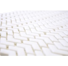 Weisse Mosaikfliesen mit Pfeilmuster