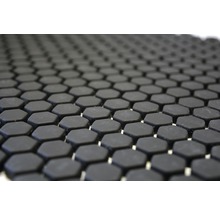 Nahaufnahme von schwarzen, sechseckigen Mosaikfliesen