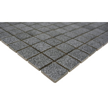 Mosaikfliese mit quadratischen Steinen