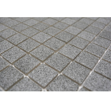 Nahaufnahme von kleinen quadratischen Mosaikfliesen