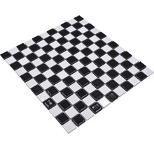 Mosaikfliese in Schachbrettmuster mit schwarzen und weißen Keramikfliesen