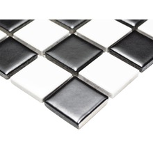 Nahaufnahme von quadratischen Mosaikfliesen in Schwarz und Weiß
