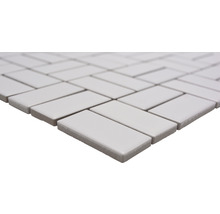 Fliesenmosaik im Fischgrätmuster