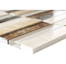 Nahaufnahme einer Mosaikfliese mit verschiedenen Oberflächen