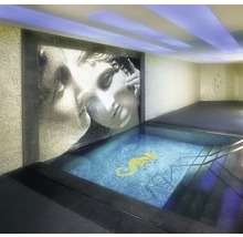 Innenraum mit Mosaikbild an der Wand und Pool mit Seepferdchenmuster