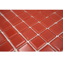 Nahaufnahme von roten quadratischen Glasmosaikfliesen.