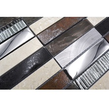 Nahaufnahme einer Mosaikfliese mit verschiedenen Materialien und Texturen