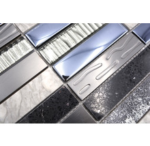 Mosaikfliese mit verschiedenen Materialien und Oberflächenstrukturen.