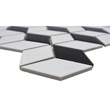 Mosaikfliesen in Rautenform, schwarz und weiß