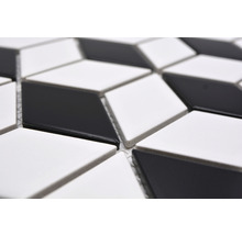 Nahaufnahme von Mosaikfliesen in Rautenform