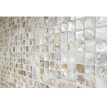 Wandfliesen aus Perlmutt im Quadratmuster