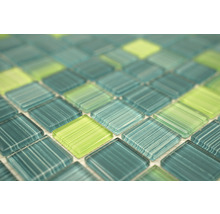 Nahaufnahme von grünen und blauen Glasmosaikfliesen