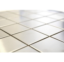 Quadratische Fliesen aus Metall im Fliesenverband