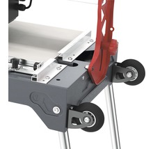 Detailansicht Fliesenschneidetisch mit Rädern und Anschlagwinkel