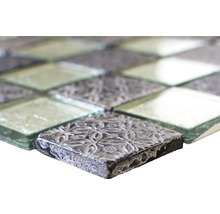 Nahaufnahme von Mosaikfliesen aus Glas und Stein