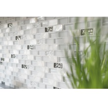 Wandfliesen aus Glas und Perlmutt im Format Mosaik.