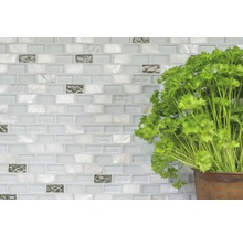 Helle Mosaikfliesenwand mit Kräutertopf