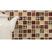 Mosaikfliesen mit unterschiedlichen Mustern und einer Teekanne