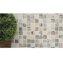 Nahaufnahme von Mosaikfliesen mit Stein- und Muschelelementen