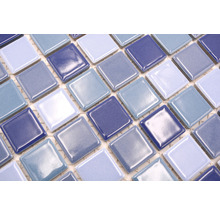 Quadratische Mosaikfliesen in verschiedenen Blautönen