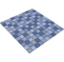 Quadratische Mosaikfliesen in verschiedenen Blautönen