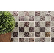 Nahaufnahme von Mosaikfliesen mit Pflanze im Topf